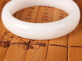 a03天然正品和田玉手镯圈口约57mm