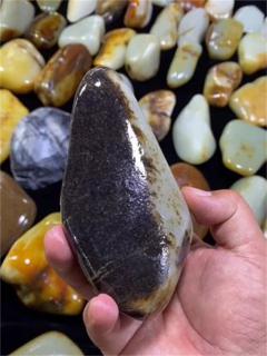 玉兴寻玉行:挑选和田玉原石做摆件,需优先考虑块度与形状.块度较大,形